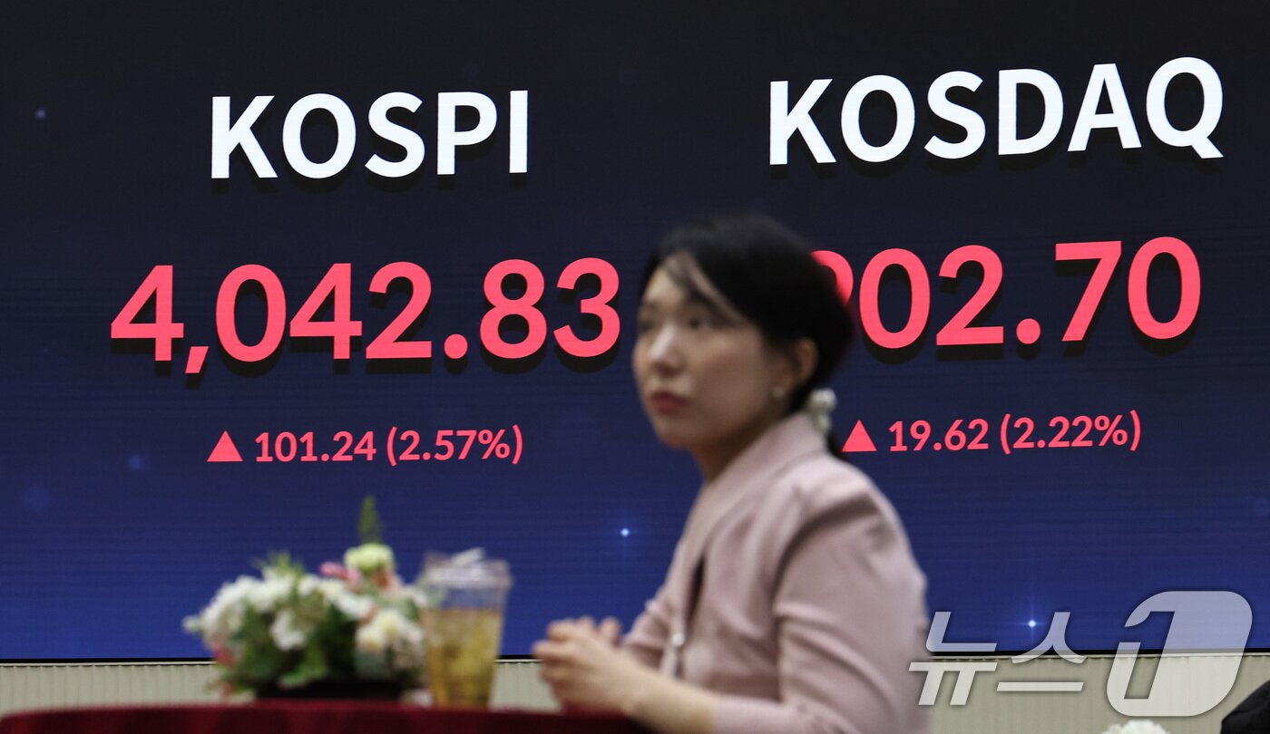 본문 이미지 - 코스피가 사상 최초로 4000선을 돌파한 27일 오후 서울 여의도 한국거래소에 코스피 지수 종가가 표시되고 있다.  2025.10.27/뉴스1 ⓒ News1 구윤성 기자