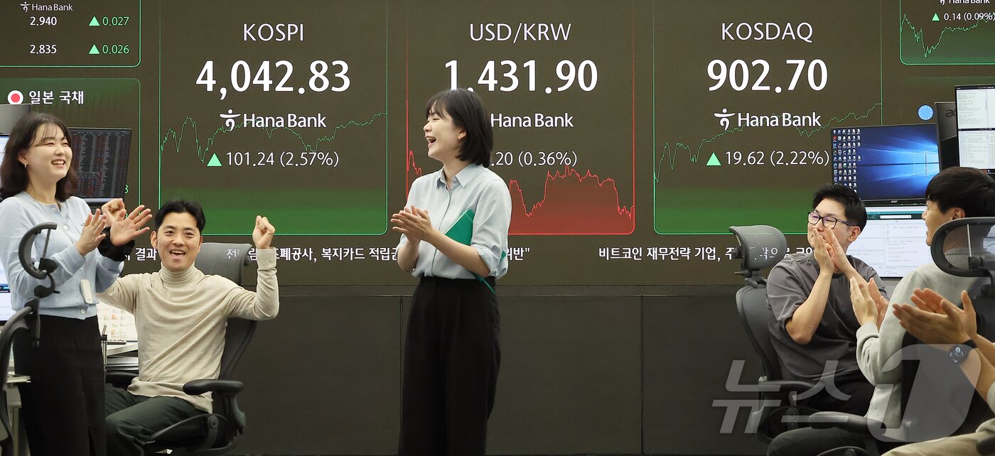 본문 이미지 - 코스피 지수가 사상 첫 4000을 넘으며 종가 기준 최고치를 경신한 24일 오후 오후 서울 중구 하나은행 본점 딜링룸 전광판에 종가가 표시되고 있다.  2025.10.27/뉴스1 ⓒ News1 김진환 기자