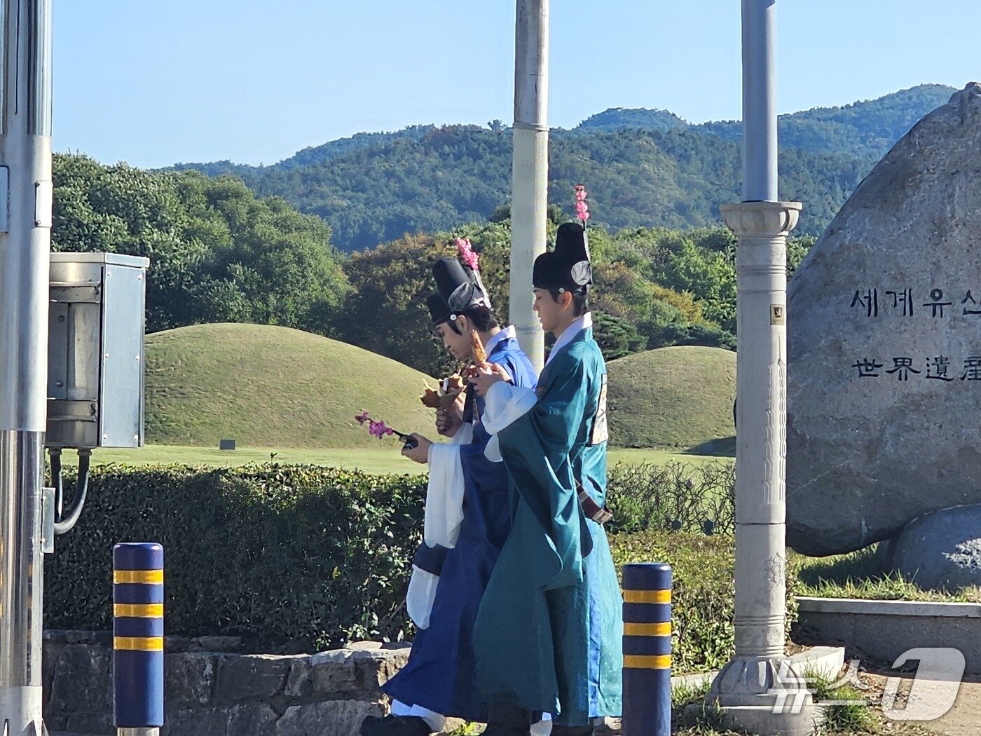 본문 이미지 - 경주 대릉원에서 한복을 입은 청년들이 길을 걷고 있다.(2025.10.27/뉴스1 신성훈기자