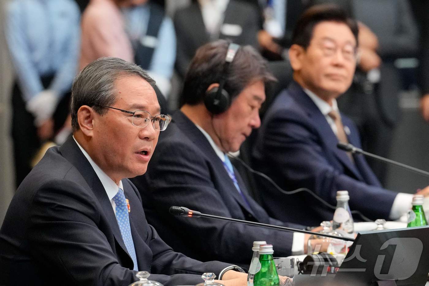 (쿠알라룸푸르 AFP=뉴스1) 김지완 기자 = 27일(현지시간) 말레이시아 쿠알라룸푸르에서 열린 동남아시아국가연합(ASEAN·아세안)+3(한·중·일) 정상회의에 참석한 (오른쪽부터 …