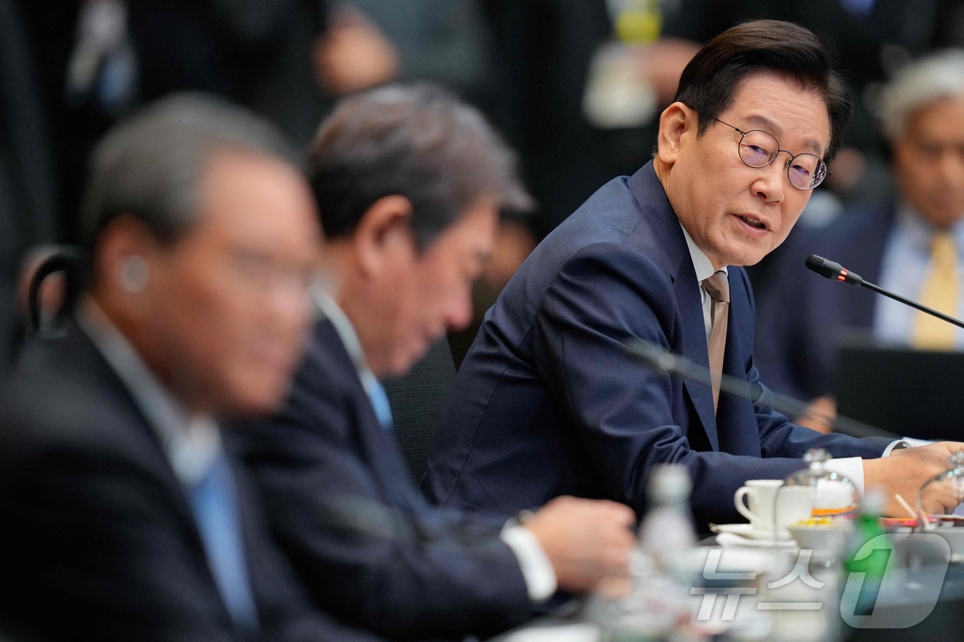 (쿠알라룸푸르 AFP=뉴스1) 김지완 기자 = 27일(현지시간) 말레이시아 쿠알라룸푸르에서 열린 동남아시아국가연합(ASEAN·아세안)+3(한·중·일) 정상회의에 참석한 (왼쪽부터) …