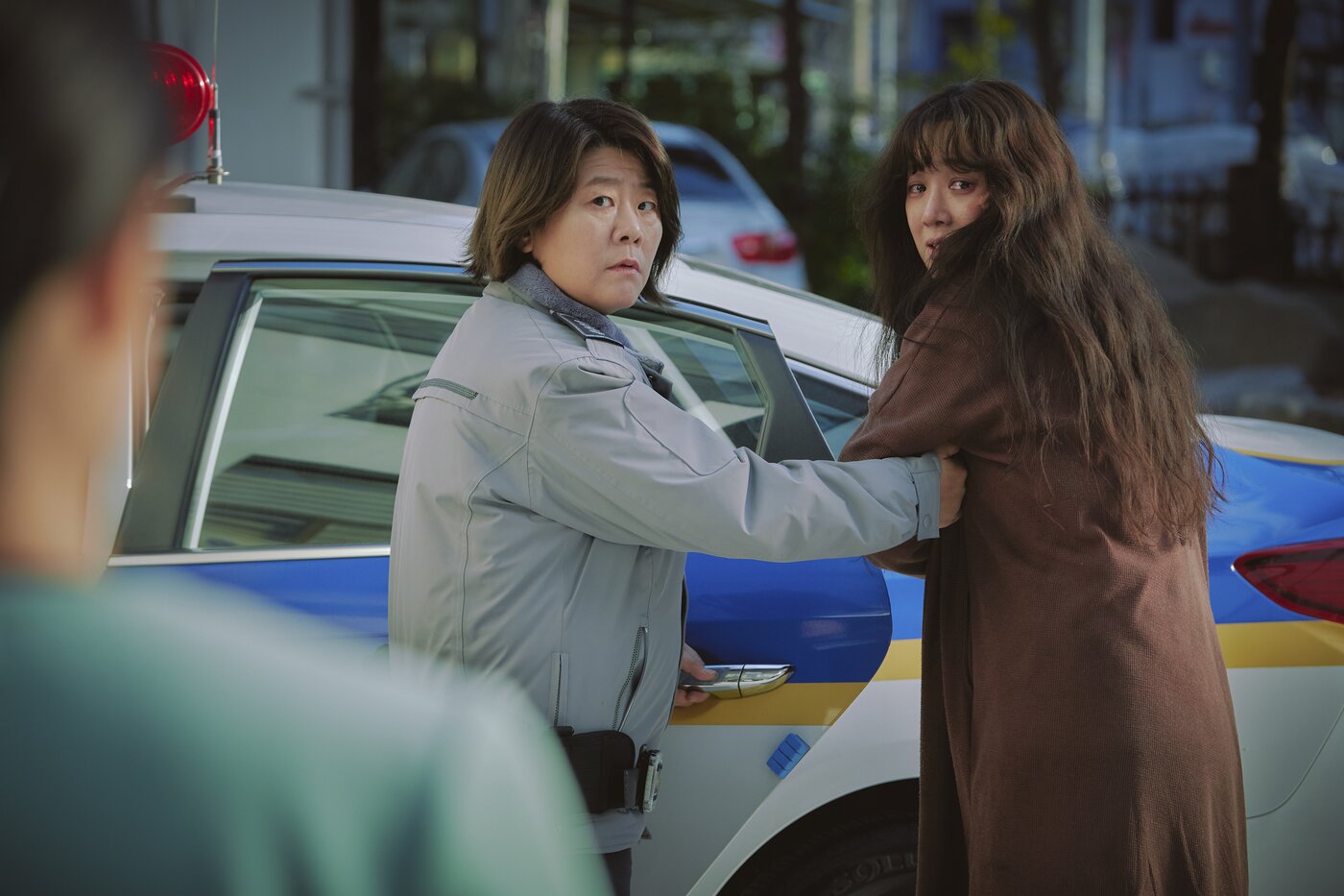 본문 이미지 - 하얀 차를 탄 여자 스틸