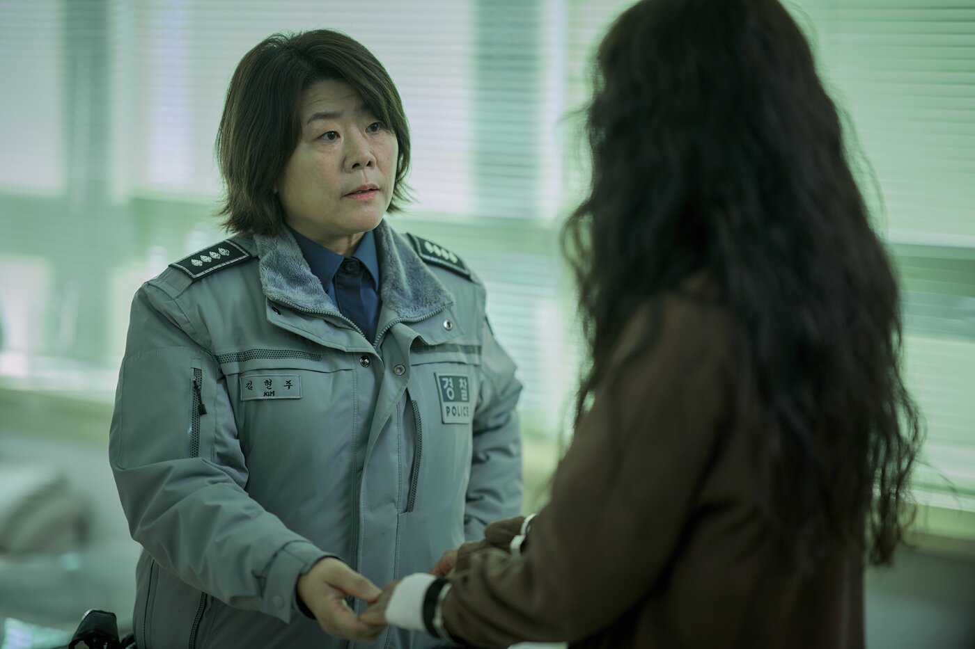 본문 이미지 - 하얀 차를 탄 여자 스틸