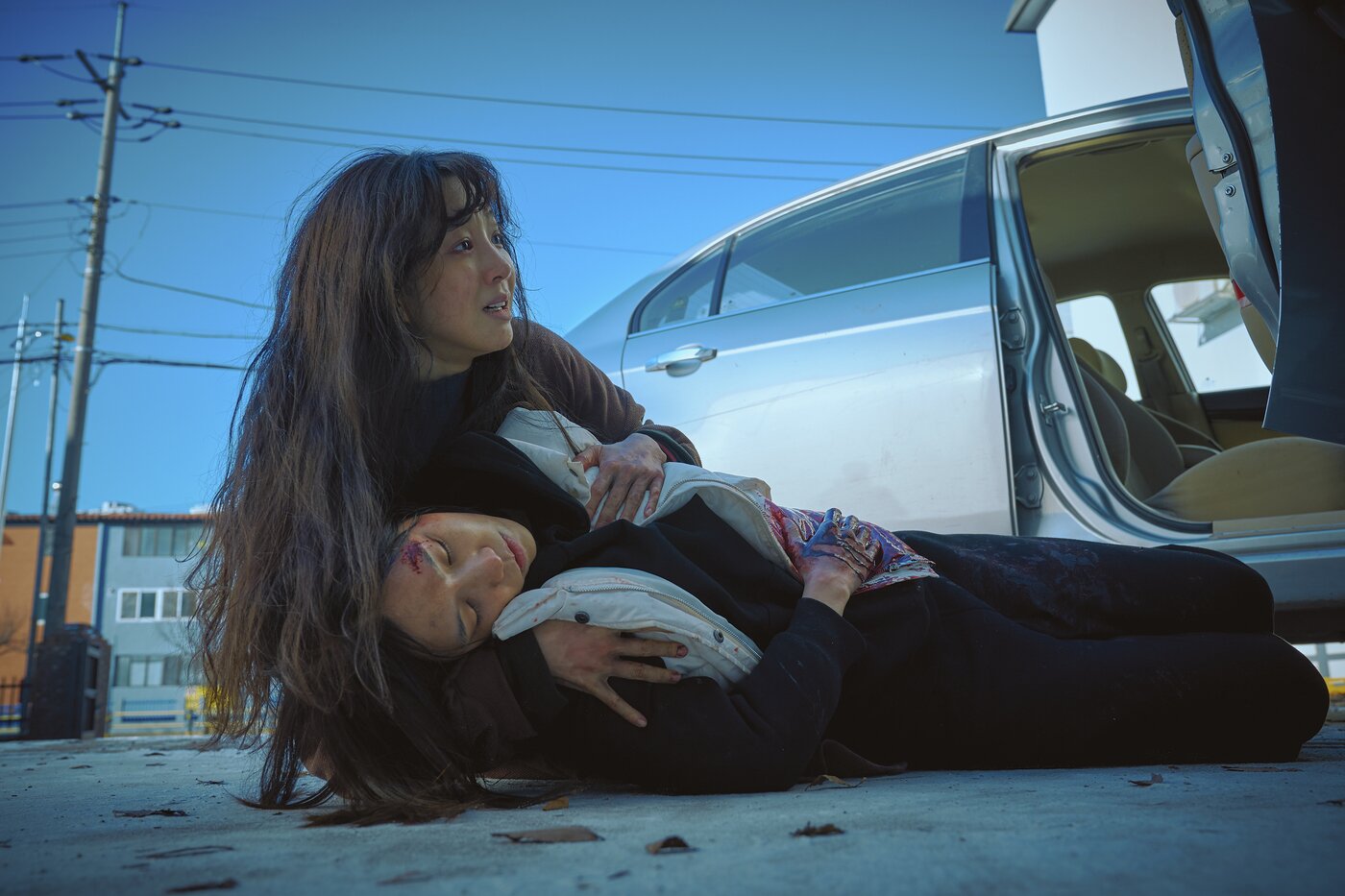 본문 이미지 - 하얀 차를 탄 여자 스틸