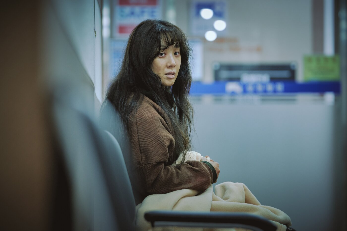 본문 이미지 - 하얀 차를 탄 여자 스틸