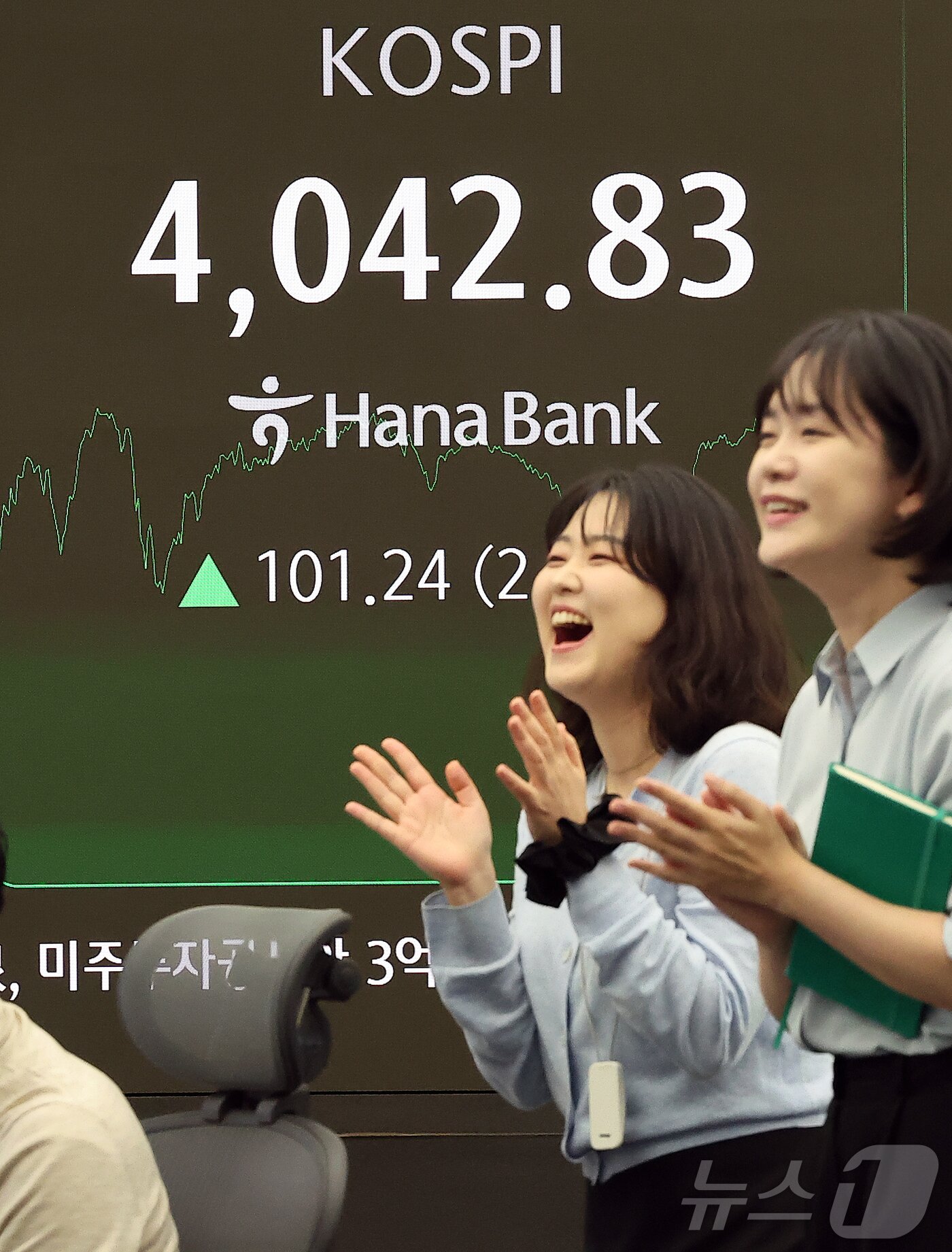 본문 이미지 - 코스피 지수가 사상 첫 4000을 넘으며 종가 기준 최고치를 경신한 24일 오후 오후 서울 중구 하나은행 본점 딜링룸 전광판에 종가가 표시되고 있다.  2025.10.27/뉴스1 ⓒ News1 김진환 기자