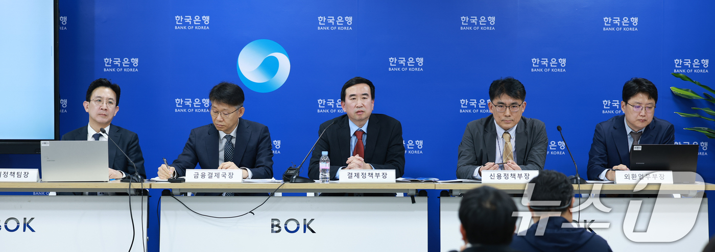 (서울=뉴스1) = 27일 오후 서울 중구 한국은행에서 열린 '디지털 시대의 화폐, 기술과 신뢰의 조화: 원화 스테이블코인의 주요 이슈와 대응방안' 기자간담회에서 참석자들이 발언하 …
