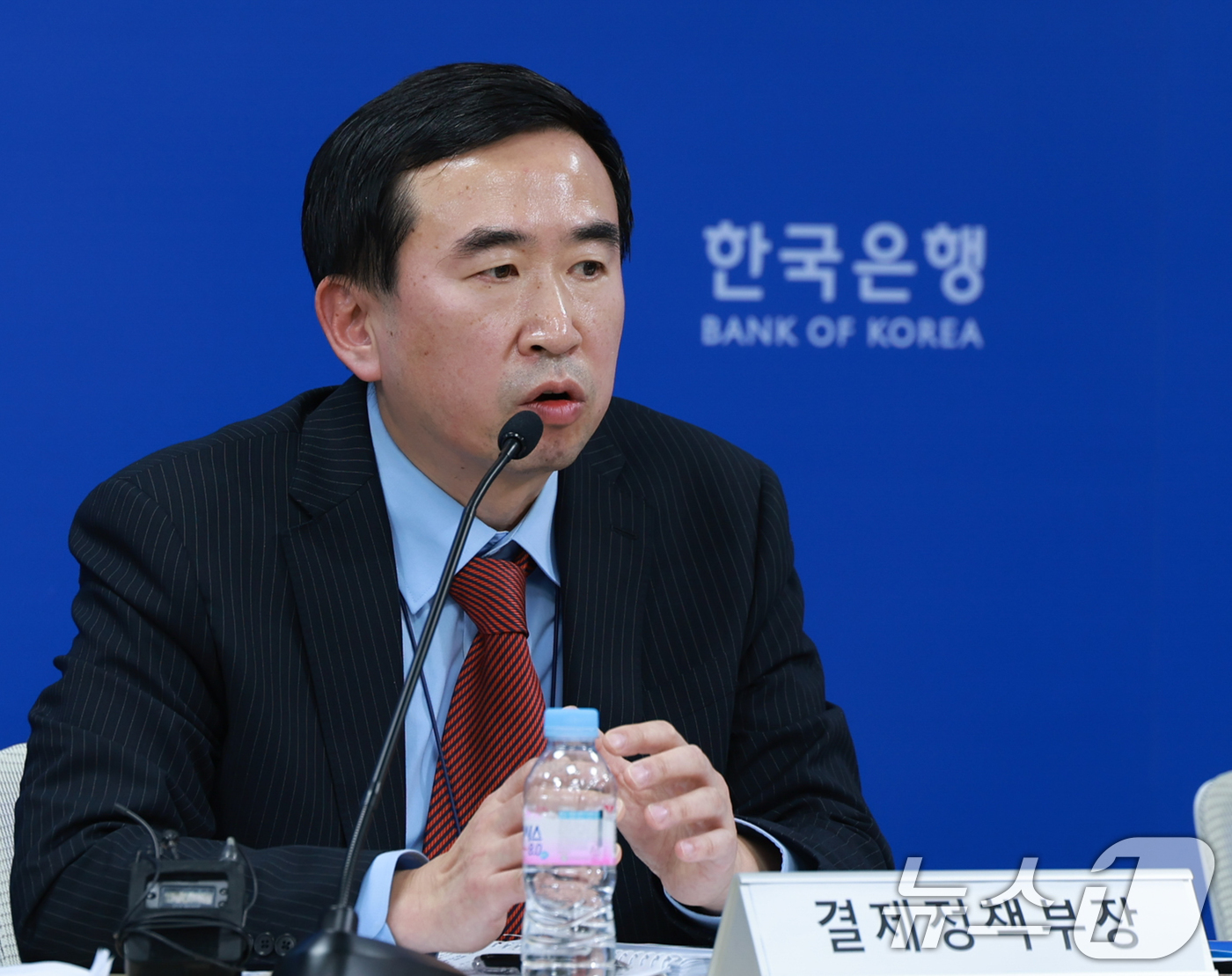 (서울=뉴스1) = 김철 한국은행 금융결제국 결제정책부장이 27일 오후 서울 중구 한국은행에서 열린 '디지털 시대의 화폐, 기술과 신뢰의 조화: 원화 스테이블코인의 주요 이슈와 대 …