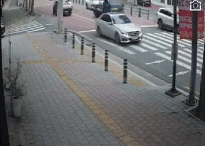 본문 이미지 - (건물 외부 CCTV에 찍힌 가게로 돌진하는 레이차량. 보배드림)