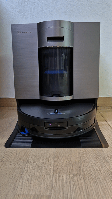 본문 이미지 - 에코백스 홈 앱에서 &#39;청소 시작&#39;을 누르자 디봇 X11 옴니사이클론이 스테이션을 나와 청소를 시작했다.