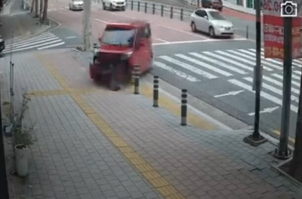 본문 이미지 - (빨간색 레이차량이 인도를 넘어 한 가게를 향해 돌진하고 있다. 보배드림)