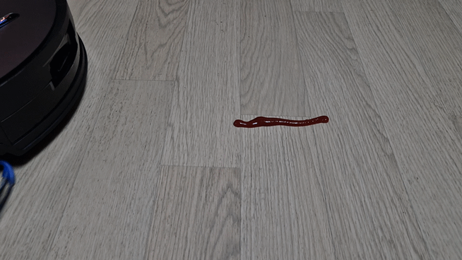 본문 이미지 - 디봇 X11 옴니사이클론에게 케첩을 닦게 해봤다. 한 번 쓱 지나자 깔끔하게 닦였다.