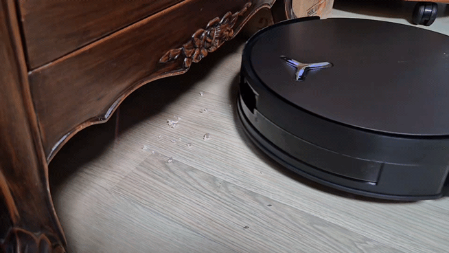 본문 이미지 - 디봇 X11 옴니사이클론이 탁상 아래 틈까지 청소하고 있다.