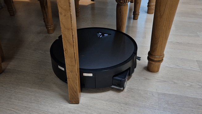 본문 이미지 - 식탁 의자 사이 사이를 돌아다니며 청소하는 &#39;디봇 X11 옴니사이클론&#39;