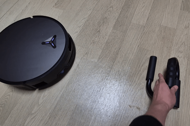 본문 이미지 - &#39;디봇 X11 옴니사이클론&#39; 진행 방향에 장애물을 갑자기 놓자 자연스럽게 회피 기동한다.