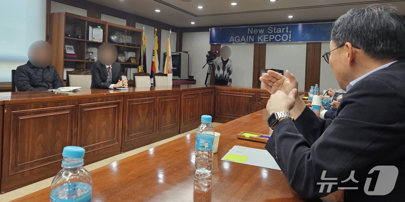 본문 이미지 -  반대추진위원회·지역 정치권, 한전 측과의 면담.2025.10.27/뉴스1 손도언 기자 