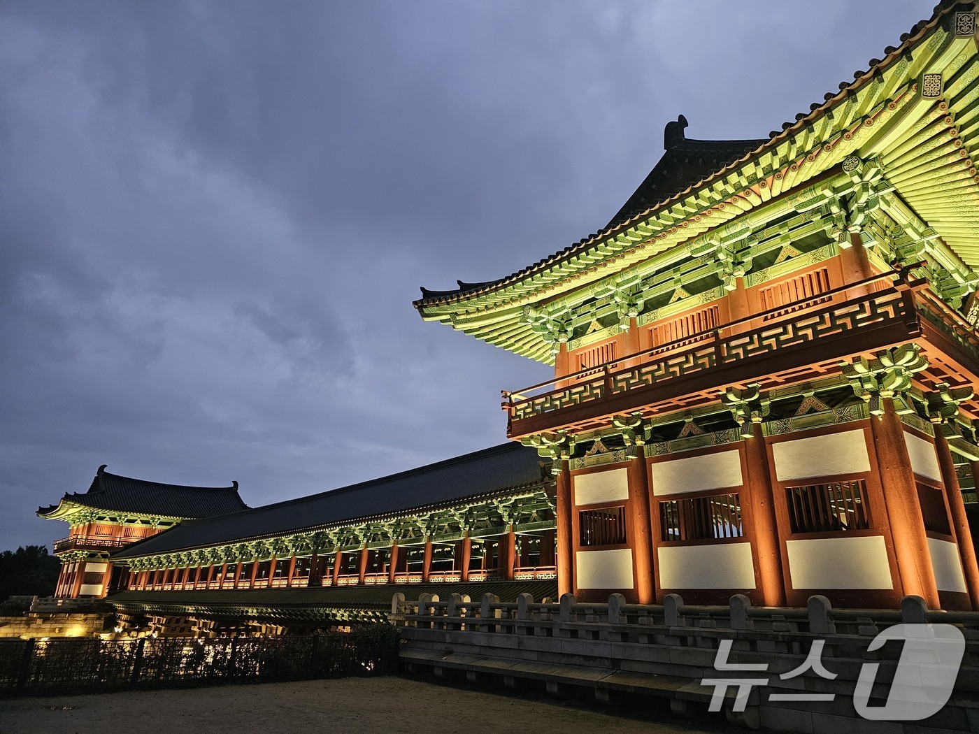 (경주=뉴스1) 신성훈 기자 = 지난 26일 경주 APEC 정상회의 기간 문화유적 곳곳에 야간 조명이 밝혀져 있다.2025.10.27/뉴스1