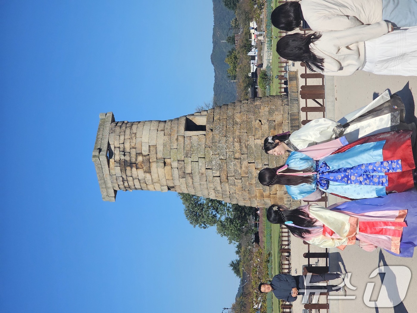 (경주=뉴스1) 신성훈 기자 = 경주 APEC 정상회의 주간이 시작된 27일 경주 첨성대가 관광객으로 붐비고 있다. 2025.10.27/뉴스1