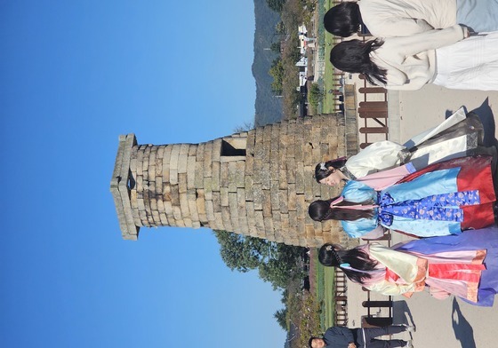 외국인 관광객으로 붐비는 첨성대