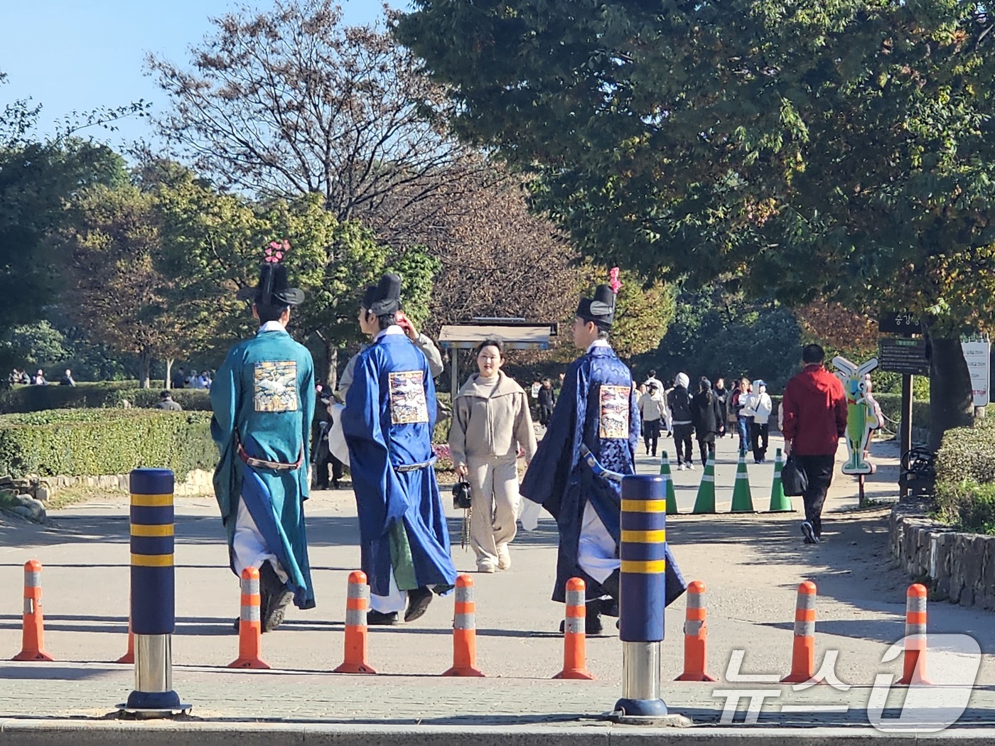 (경주=뉴스1) 신성훈 기자 = 27일 경주 APEC 정상회의 기간 첨성대와 대릉원 인근. 한복과 신라복을 입은 관광객들이 걷고 있다.2025.10.26/뉴스1