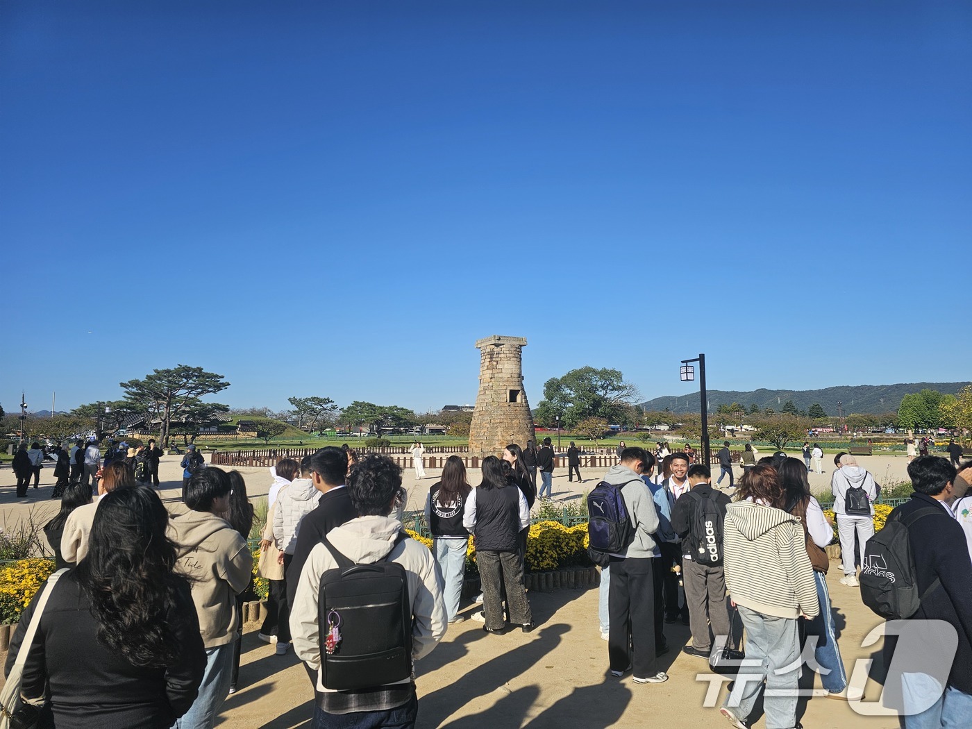 (경주=뉴스1) 신성훈 기자 = 경주 APEC 정상회의 주간이 시작된 27일 경주 첨성대와 인근이 관광객으로 붐비고 있다. 2025.10.27/뉴스1