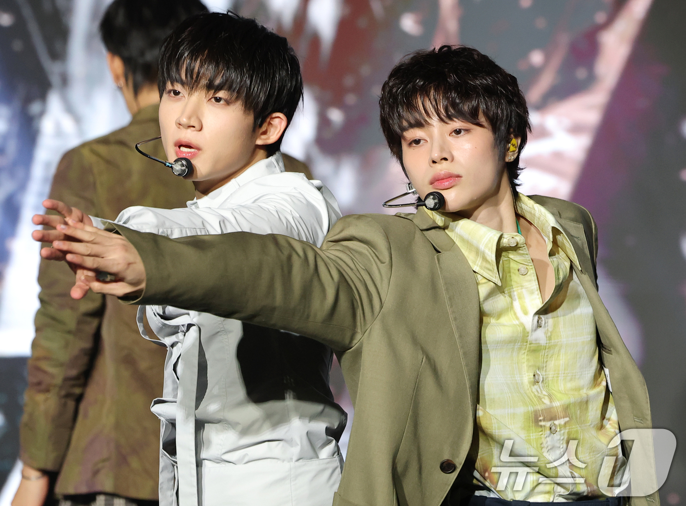 (서울=뉴스1) 권현진 기자 = 그룹 템페스트(TEMPEST) 형섭과 한빈(오른쪽)이 27일 서울 강남구 일지아트홀에서 가진 일곱 번째 미니 앨범  'As I am(애즈 아이 엠) …