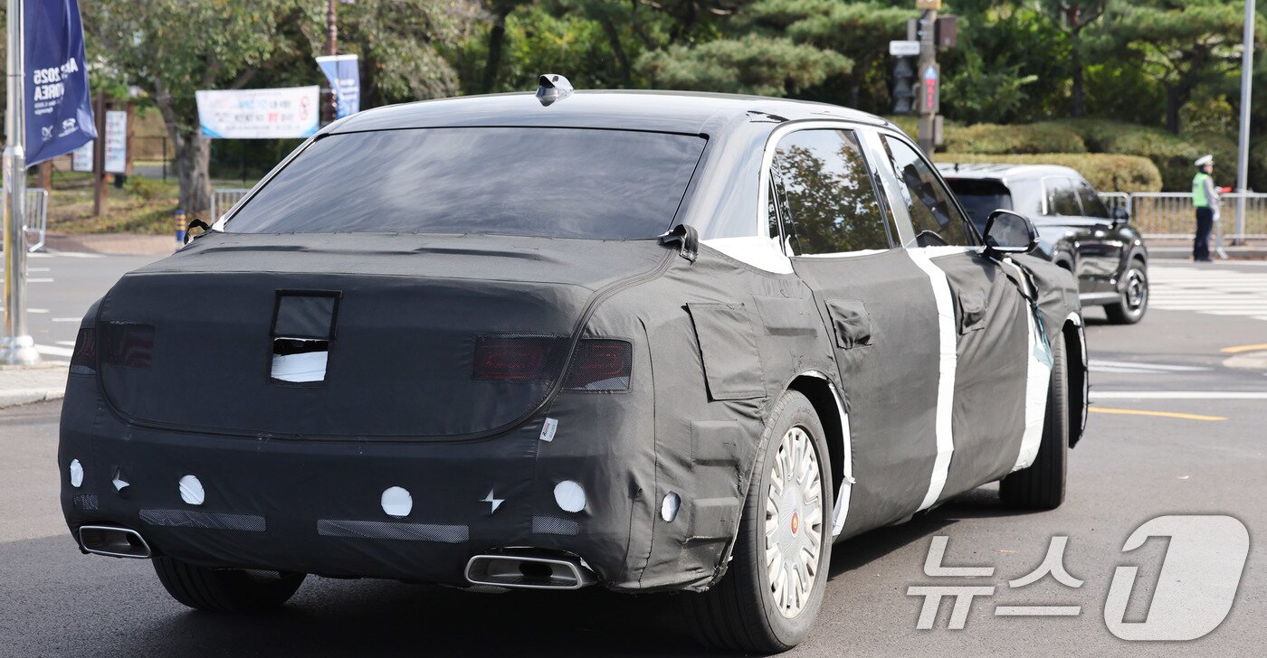 본문 이미지 - 2025 경주 아시아태평양경제협력체&#40;APEC&#41; 정상회의 주간 시작 첫날인 27일 경북 경주 정상회의가 열릴 경주화백컨벤션센터에서 시진핑 중국 국가주석의 의전 차량으로 추정되는 차량이 위장막을 씌운 채 이동 동선 리허설을 진행하고 있다. 2025.10.27/뉴스1 ⓒ News1 박지혜 기자