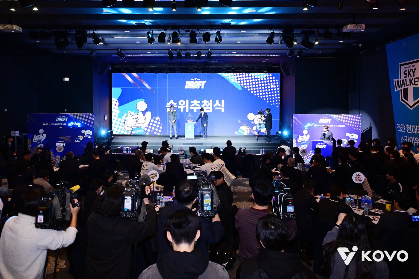 본문 이미지 -  V리그 남자부 드래프트 순위추첨식&#40;KOVO제공&#41;