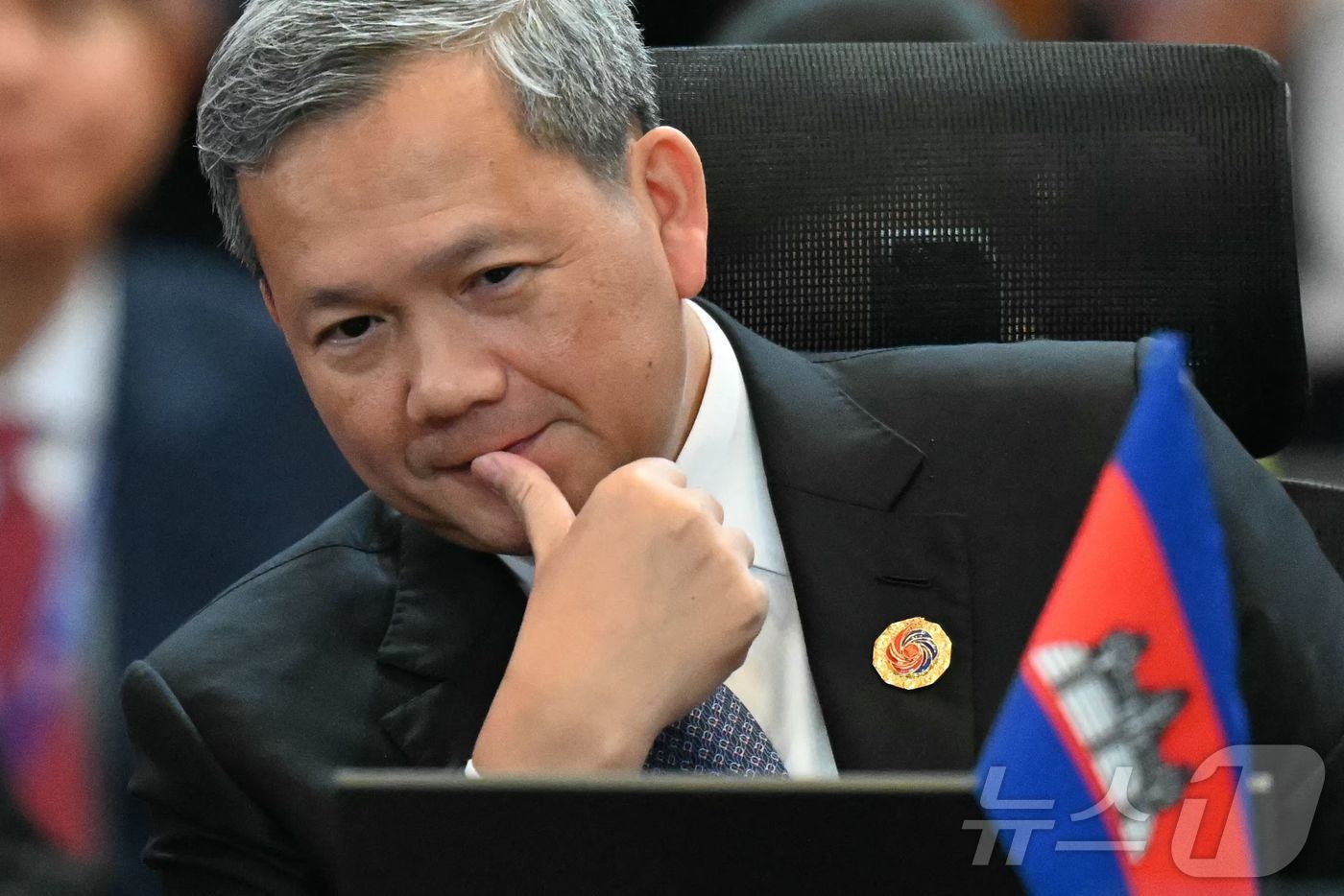 (쿠알라룸푸르 AFP=뉴스1) 이정환 기자 = 27일(현지시간) 쿠알라룸푸르에서 열린 제47차 동남아시아국가연합(ASEAN) 정상회의에 참석한 캄보디아의 훈 마넷 총리가 회의장에 …