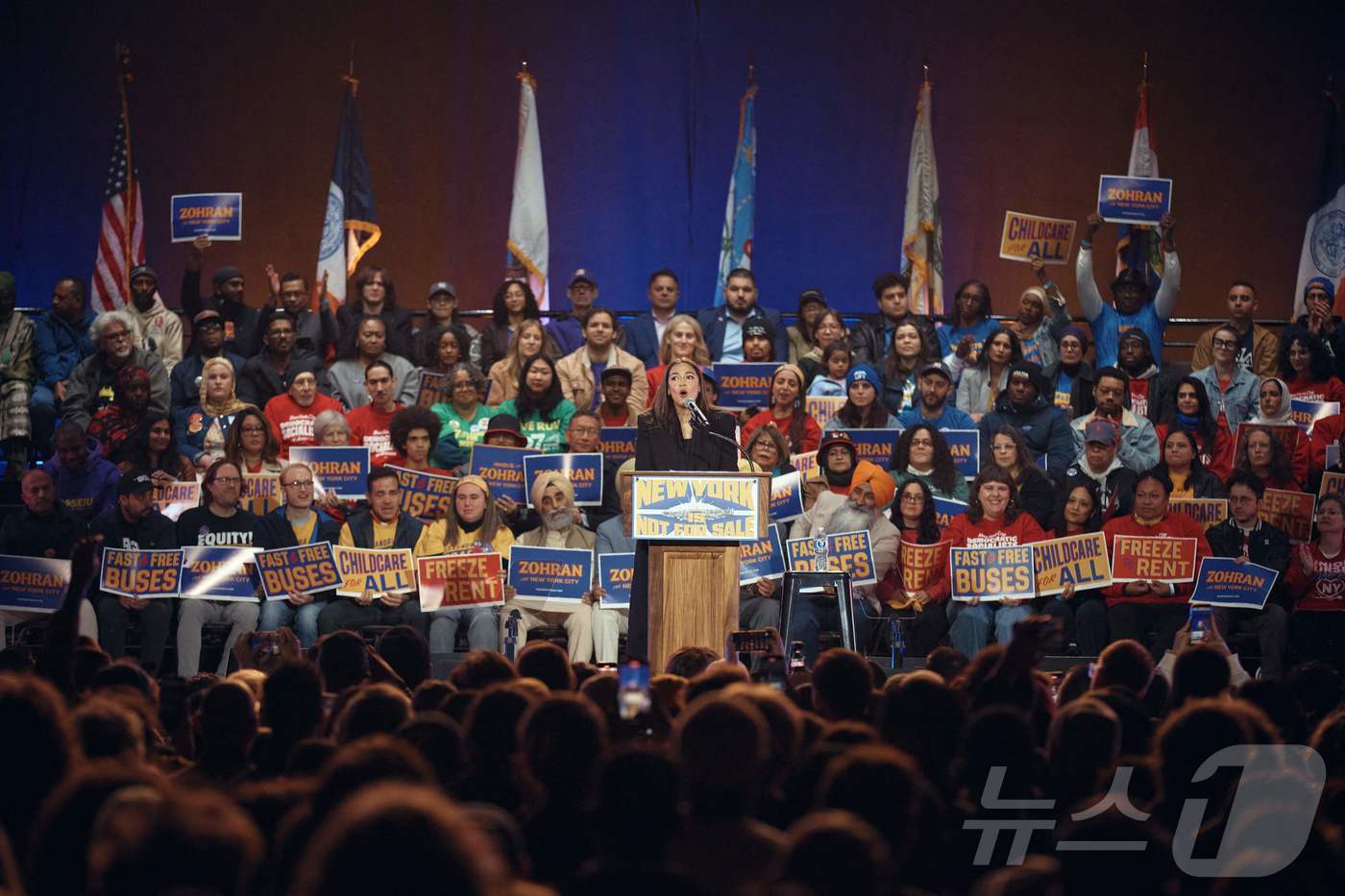본문 이미지 - 미국 진보진영의 아이콘으로 불리는 알렉산드리아 오카시오코르테스 하원의원이 26일(현지시간) 뉴욕시 퀸즈 자치구 포리스트 힐스 스타디움에서 열린 뉴욕 시장 후보 조란 맘다니 지지 선거 유세에서 연설하고 있다. 뉴욕 시장 선거는 2025년 11월 4일에 치러진다. 2025.10,26. ⓒ AFP=뉴스1 ⓒ News1 이정환 기자