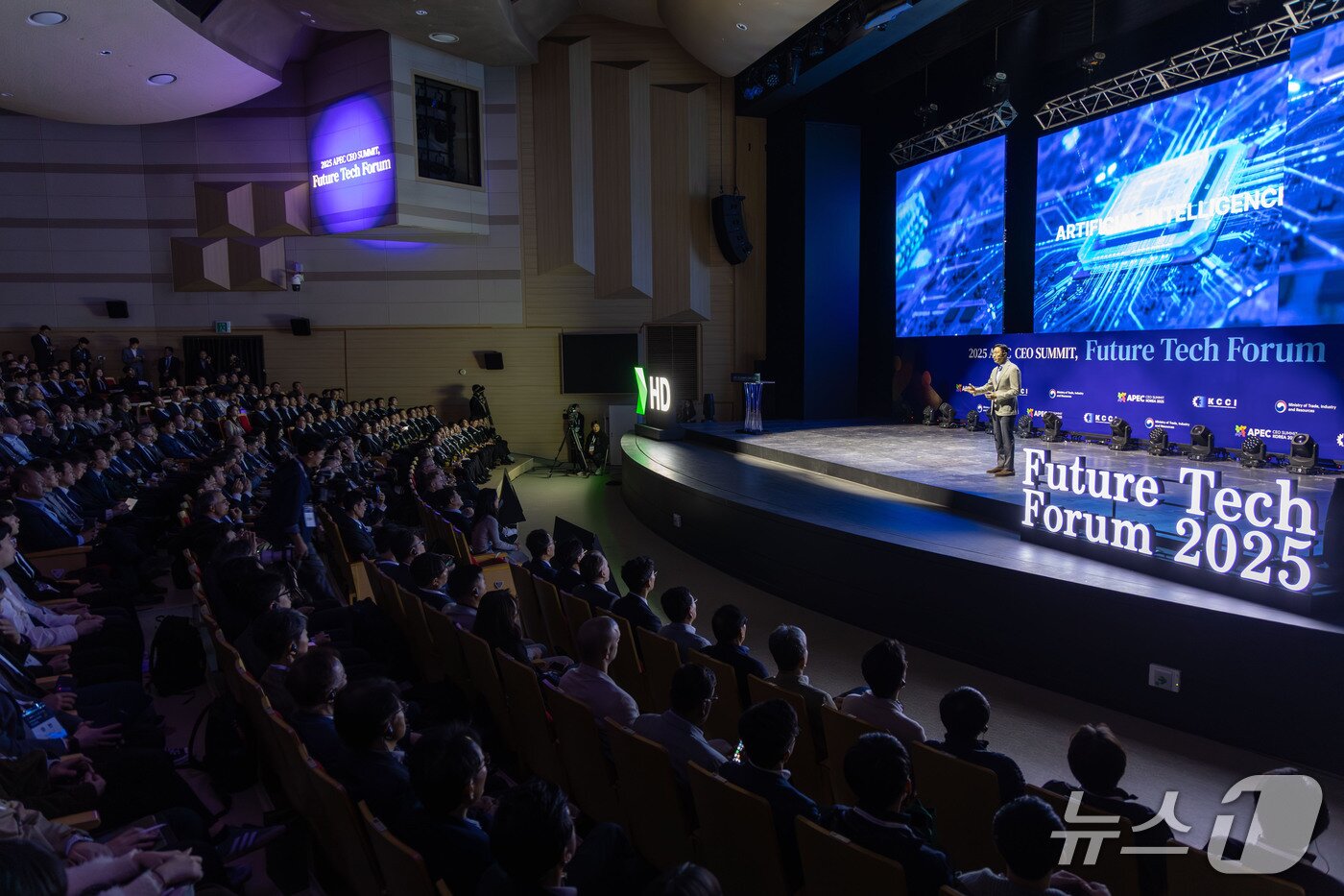 본문 이미지 - 27일 오전 경주 엑스포공원에서 열린 '퓨처테크 포럼: 조선'에 많은 사람들이 모여 포럼을 듣고 있다. (HD현대 제공)