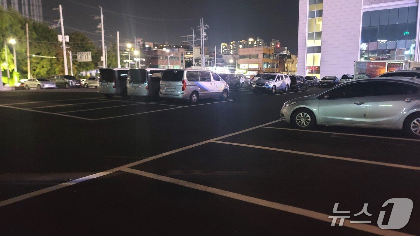 본문 이미지 - 24일 오후 7시쯤 충북 청주 문화제조창 잔디광장 옆 시청 직원용 주차장.2025.10.24./뉴스1 임양규 기자