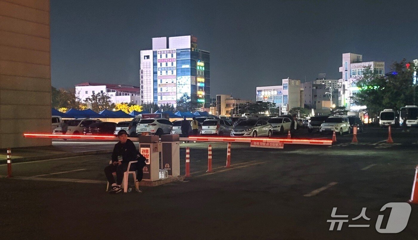 본문 이미지 - 24일 오후 7시쯤 충북 청주 문화제조창 잔디광장 옆 시청 직원용 주차장에 행사 관계자가 차량 통행을 막고 있다.2025.10.24./뉴스1 임양규 기자