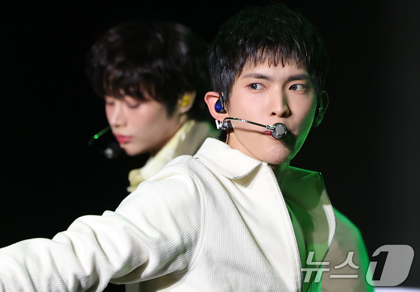 (서울=뉴스1) 권현진 기자 = 그룹 템페스트(TEMPEST) 루(오른쪽)가 27일 서울 강남구 일지아트홀에서 가진 일곱 번째 미니 앨범  'As I am(애즈 아이 엠)' 발매 …