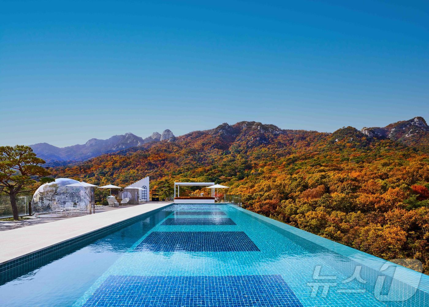 본문 이미지 - 가을 안토의 회원동 인피니티풀(한화호텔앤드리조트 제공)