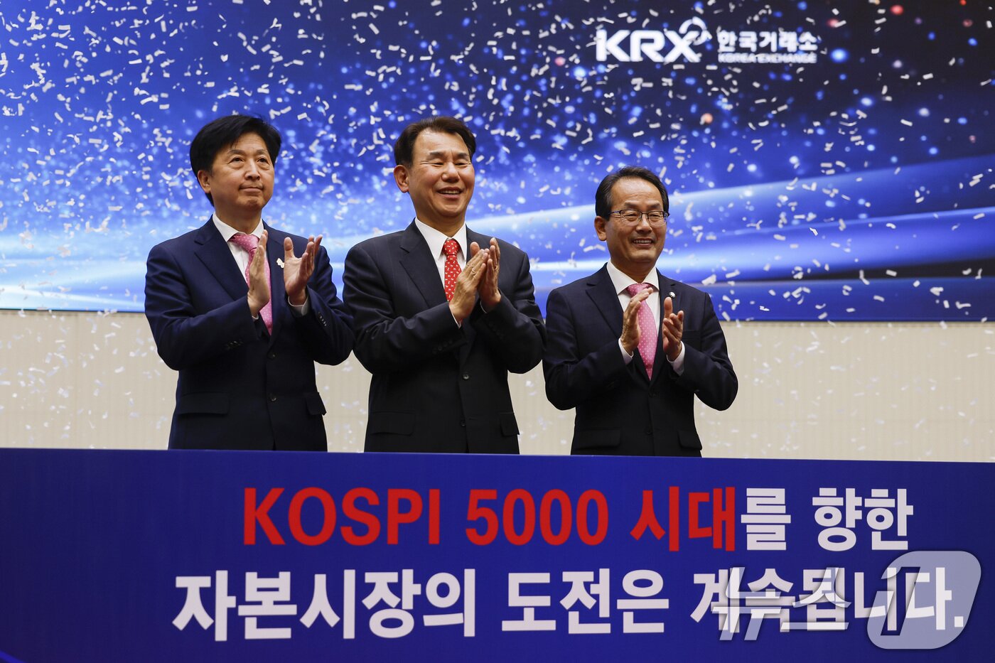 본문 이미지 - 정은보&#40;가운데&#41; 한국거래소 이사장과 오기형 코스피5000특위위원장, 강준현 더불어민주당 의원이 27일 서울 영등포구 KRX 한국거래소 서울사무소에서 열린 코스피 사상 최초 4000 돌파 기념행사에서 손뼉치고 있다. &#40;공동취재&#41; 2025.10.27/뉴스1 ⓒ News1 구윤성 기자