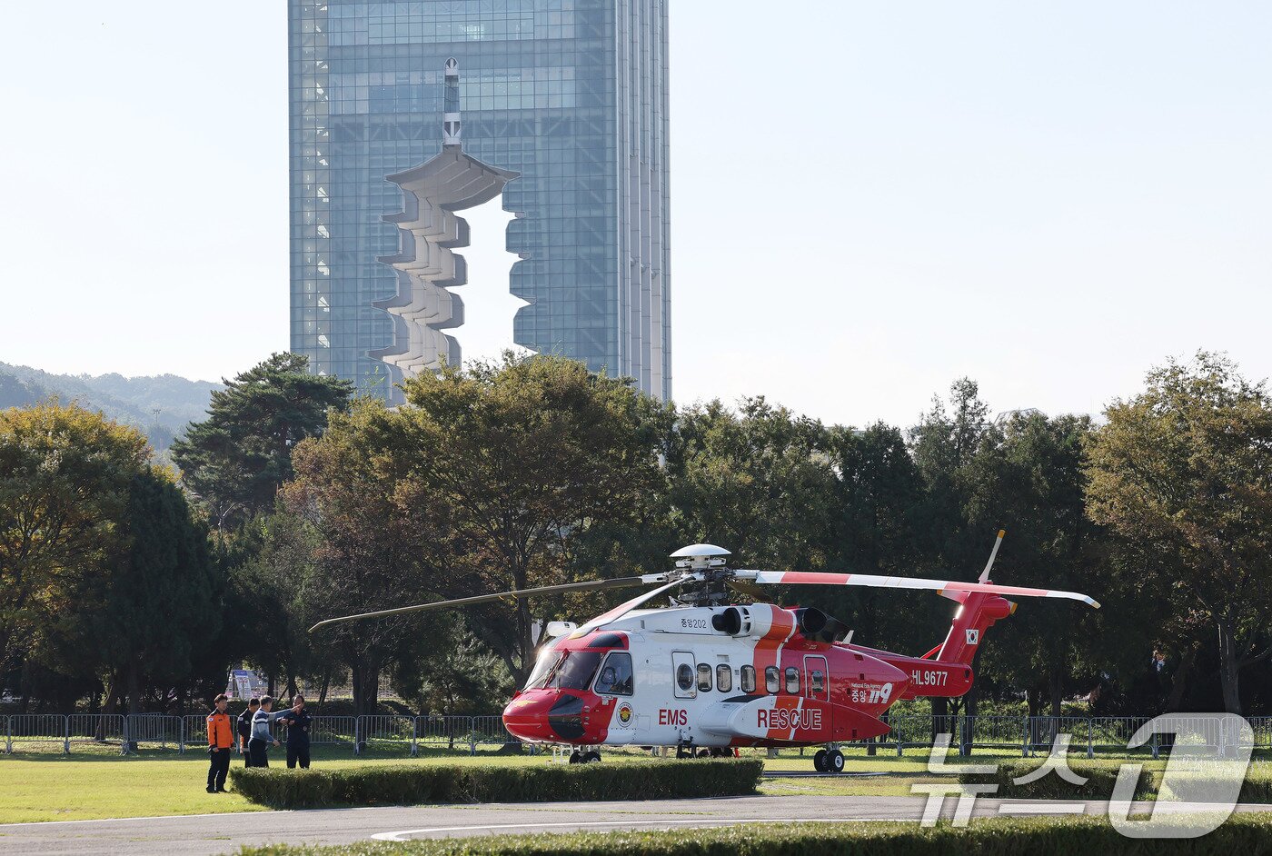 본문 이미지 - 2025 경주 아시아태평양경제협력체&#40;APEC&#41; 정상회의 주간 시작 첫날인 27일 경북 경주 경주화백컨벤션센터 인근에서 소방 헬기가 대기중이다. 소방 당국은 응급상황 발생 시 신속한 대처를 위해 보문단지 내외 6곳과 포항 영일만항 크루즈선 부근 1곳을 거점으로 삼아 인력과 장비를 배치할 예정이며 보문단지 내 소방 헬기 이착륙장 한 곳도 확보해놓은 상태다. 2025.10.27/뉴스1 ⓒ News1 박지혜 기자