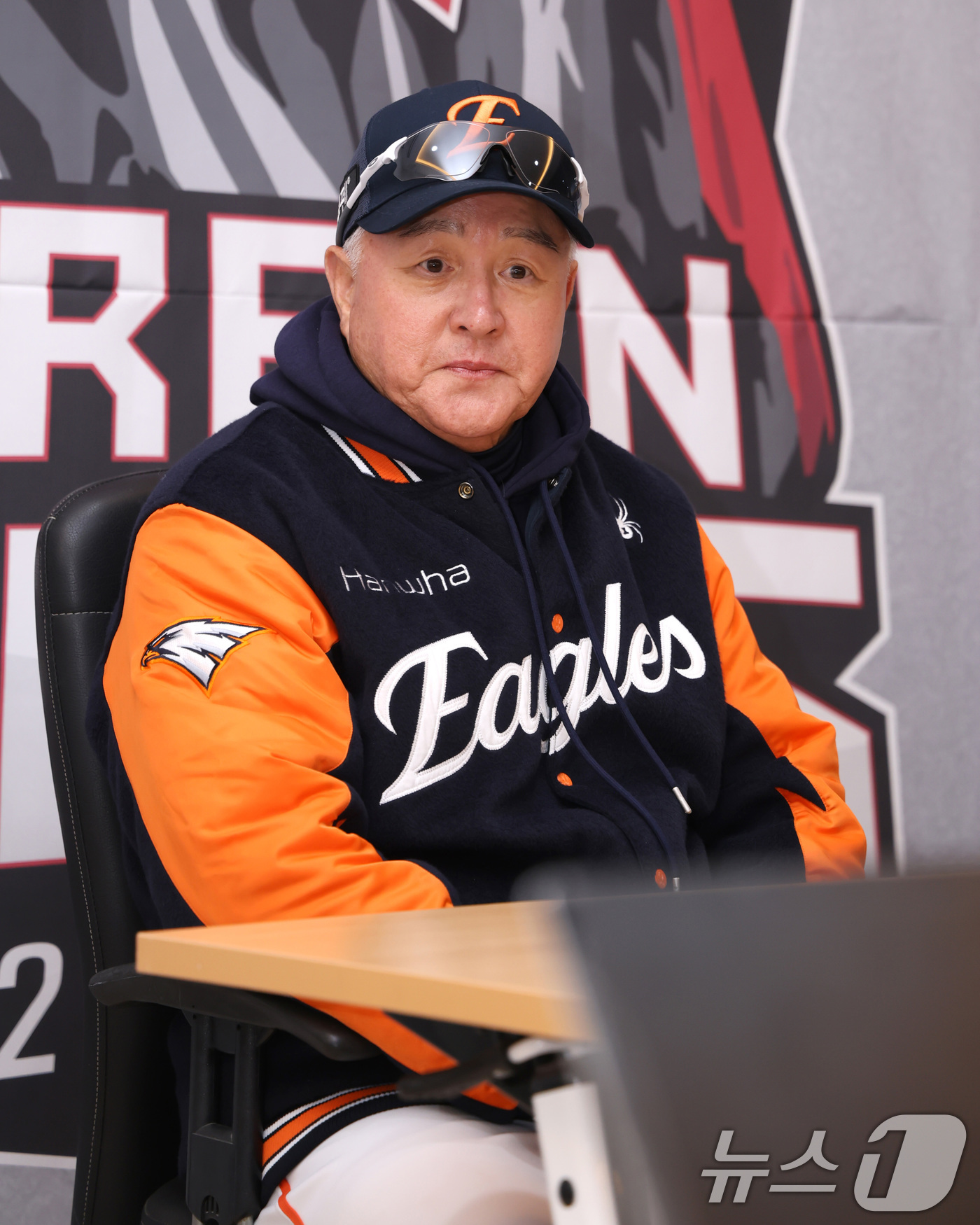 (서울=뉴스1) 김성진 기자 = 한화 김경문 감독이 27일 서울 잠실야구장에서 열리는 프로야구 2025 신한 SOL뱅크 KBO 포스트시즌 한국시리즈 2차전 한화 이글스와 LG 트윈 …