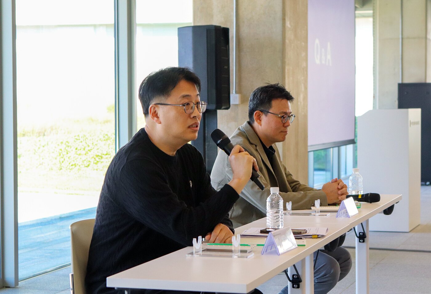 본문 이미지 - 노상민 네이버클라우드 데이터센터 통합센터장&#40;왼쪽&#41;과 이상준 네이버클라우드 운영총괄본부장&#40;CIO&#41;이 27일 네이버 데이터센터 &#39;각 세종&#39;에서 기술 간담회를 열고 질문에 답하고 있다. &#40;네이버 제공&#41;