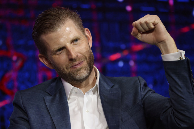 "바이든 子 비판하더니" 트럼프 방중에 차남 동행, 이해충돌 논란