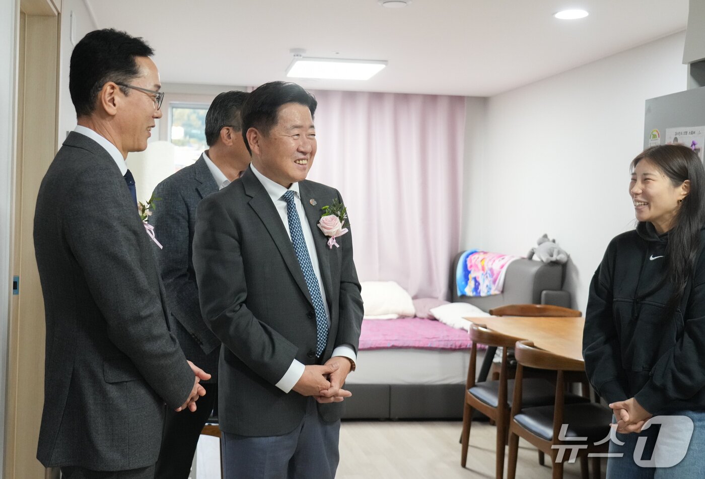 본문 이미지 - 오영훈 제주특별자치도지사(가운데)와 백경훈 제주특별자치도개발공사 사장(왼쪽)이 27일 '마음에온 법환'을 살펴보고 있다.(제주특별자치도 제공, 재판매 및 DB 금지)