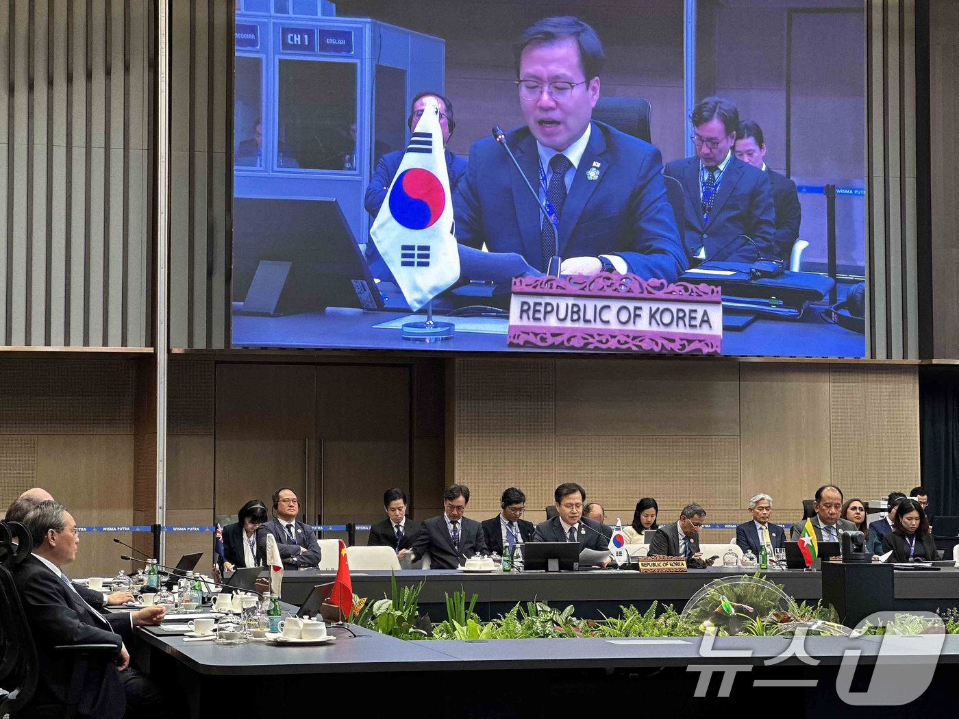 (서울=뉴스1) = 여한구 산업통상자원부 통상교섭본부장이 27일(현지시간) 말레이시아 쿠알라룸푸르 국제컨벤션센터(KLCC)에서 인도네시아, 캄보디아, 브루나이 등 아세안 회원국과 …