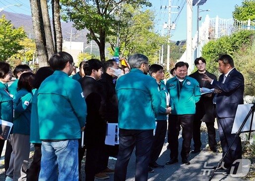 본문 이미지 - 이상호 강원 태백시장&#40;오른쪽&#41;이 27일 태백 서학골에 위치한 통합공공임대주택 사업 현장을 찾아 시 관계자들과 현장 상황에 대해 의견을 나누고 있다. &#40;태백시 제공. 재판매 및 DB금지&#41; 2025.10.27/뉴스1