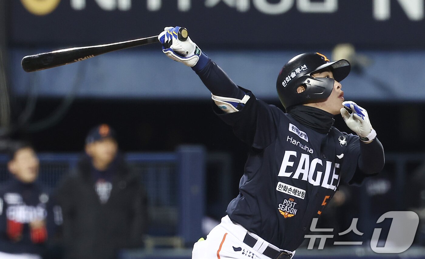 본문 이미지 - 27일 서울 잠실야구장에서 열린 프로야구 2025 신한 SOL뱅크 KBO 포스트시즌 한국시리즈 2차전 한화 이글스와 LG 트윈스의 경기, 한화 문현빈이 1회초 1사 1루 상황에서 선제 2점 홈런을 터뜨리고 있다. 2025.10.27/뉴스1 ⓒ News1 김성진 기자