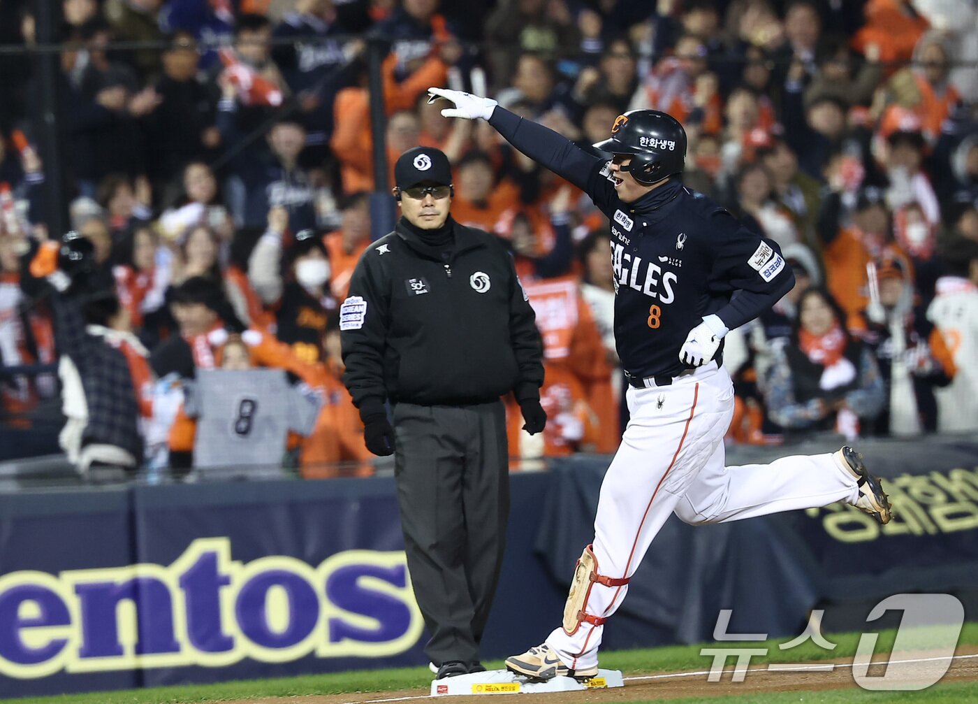 본문 이미지 - 27일 서울 잠실야구장에서 열린 프로야구 2025 신한 SOL뱅크 KBO 포스트시즌 한국시리즈 2차전 한화 이글스와 LG 트윈스의 경기, 한화 노시환이 1회초 1사 주자 없는 상황에서 솔로홈런을 터뜨린 후 세리머니를 하고 있다. 2025.10.27/뉴스1 ⓒ News1 김성진 기자
