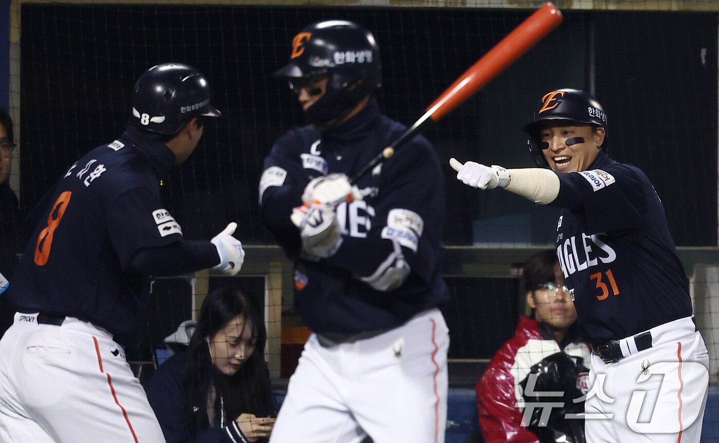 본문 이미지 - 한화 시절 절친한 사이였던 노시환(왼쪽)과 손아섭(오른쪽). ⓒ 뉴스1 김성진 기자