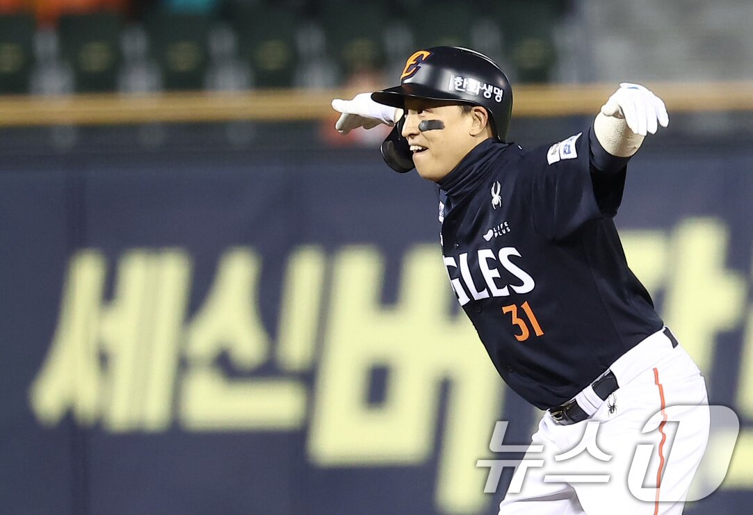 본문 이미지 - 세리머니 펼치는 한화 이글스 손아섭. 2025.10.27/뉴스1 ⓒ News1 김성진 기자