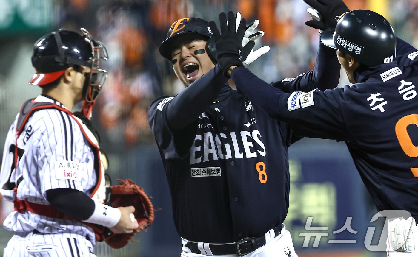 본문 이미지 - 27일 서울 잠실야구장에서 열린 프로야구 2025 신한 SOL뱅크 KBO 포스트시즌 한국시리즈 2차전 한화 이글스와 LG 트윈스의 경기, 한화 노시환이 1회초 1사 주자 없는 상황에서 솔로홈런을 터뜨린 후 베이스를 돌며 기뻐하고 있다. 2025.10.27/뉴스1 ⓒ News1 김도우 기자