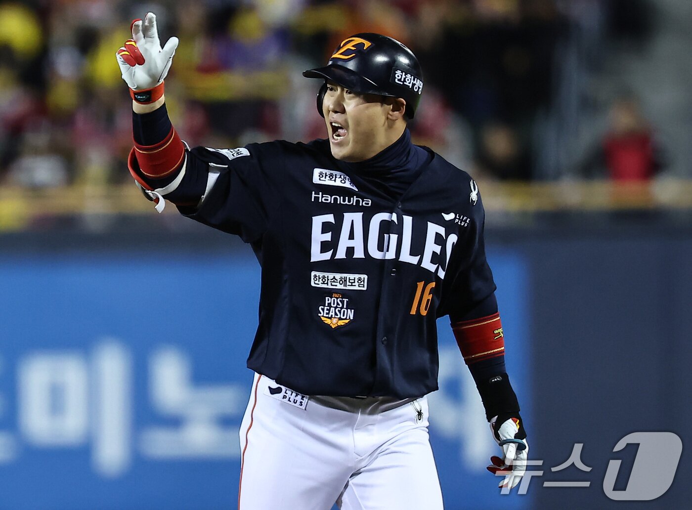 본문 이미지 - 27일 서울 잠실야구장에서 열린 프로야구 2025 신한 SOL뱅크 KBO 포스트시즌 한국시리즈 2차전 한화 이글스와 LG 트윈스의 경기, 1회초 1사 2루상황에서 한화 하주석이 적시타를 치고 기뻐하고 있다. 2025.10.27/뉴스1 ⓒ News1 김도우 기자