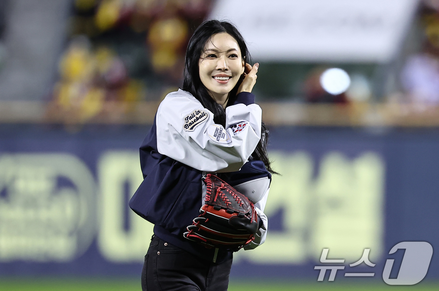 (서울=뉴스1) 김도우 기자 = 배우 김소연이 27일 서울 잠실야구장에서 열린 프로야구 2025 신한 SOL뱅크 KBO 포스트시즌 한국시리즈 2차전 한화 이글스와 LG 트윈스의 경 …